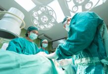 Jak prawidłowo zakładać maski chirurgiczne? Jak prawidłowo zakładać maski chirurgiczne?